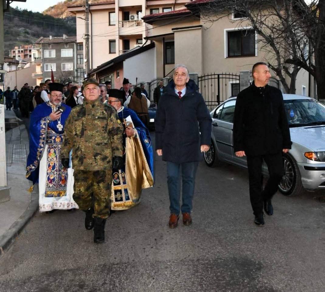 По традиция, тържественото отбелязване на Богоявление (Йордановден) в Асеновград започна с Литийно шествие от храмовете на града, което завърши до 
